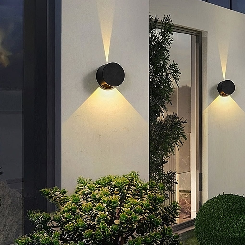 Rund udendørs væglampe i aluminium med LED-lysstråler op og ned