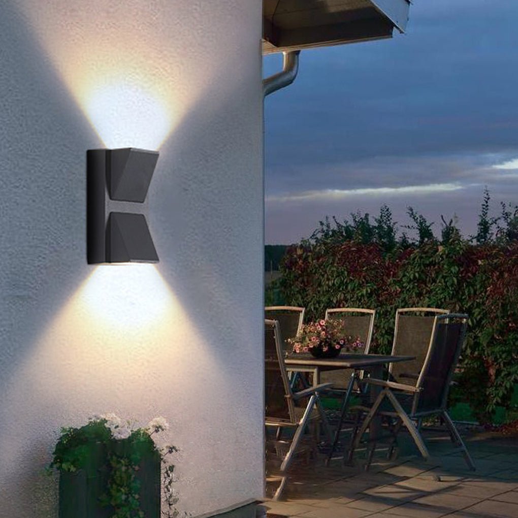 K-formet udendørs væglampe i støbt aluminium med LED-lys op og ned