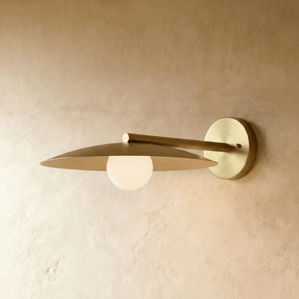 Clérachic wall lamp in brass, showing the flat cut end of the arm resting on the upper face of the shade.
